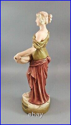 Ancien Royal Dux Porcelaine Art Nouveau Figurine D'Une Jeune Femme, C. 1912