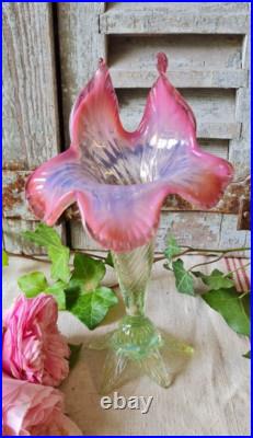 Ancien Vase Soliflore Art Nouveau En Verre Souffle En Forme De Fleurs De Couleur