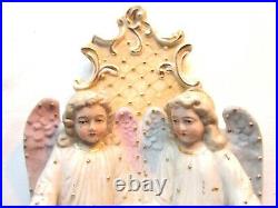 Ancien bénitier en porcelaine biscuit 2 anges portant un gros coquillage
