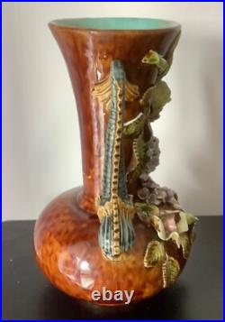 Ancien grand vase Art Nouveau aux dauphins en barbotine