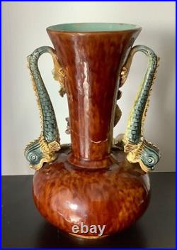 Ancien grand vase Art Nouveau aux dauphins en barbotine
