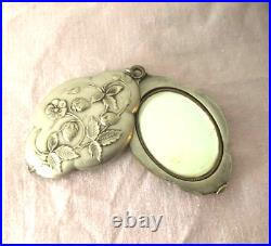 Ancien pendentif miroir ART NOUVEAU métal argenté Décor de fraises Bijoux 6,5 cm