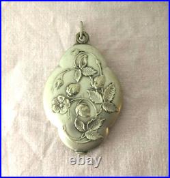 Ancien pendentif miroir ART NOUVEAU métal argenté Décor de fraises Bijoux 6,5 cm