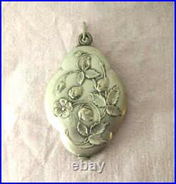 Ancien pendentif miroir ART NOUVEAU métal argenté Décor de fraises Bijoux 6,5 cm