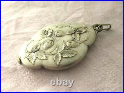 Ancien pendentif miroir ART NOUVEAU métal argenté Décor de fraises Bijoux 6,5 cm