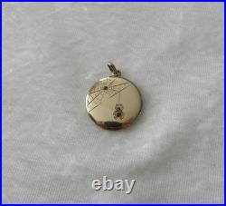 Ancien pendentif porte photo Art Nouveau plaqué or toile d'araignée et pierre