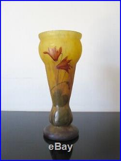 Ancien vase Lysies en verre émaillé. Art nouveau. Pate de verre. Daum Nancy Mado