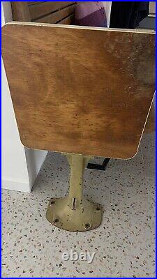 Ancienne Table de train rabattable Ou Strapontin en bois 1920 piètement métal
