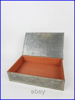 Ancienne boite en étain repoussé, époque art nouveau, attribuée à Alfred Daguet