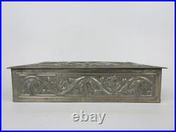 Ancienne boite en étain repoussé, époque art nouveau, attribuée à Alfred Daguet