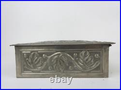 Ancienne boite en étain repoussé, époque art nouveau, attribuée à Alfred Daguet