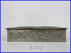Ancienne boite en étain repoussé, époque art nouveau, attribuée à Alfred Daguet
