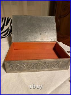 Ancienne boite en étain repoussé, époque art nouveau, attribuée à Alfred Daguet