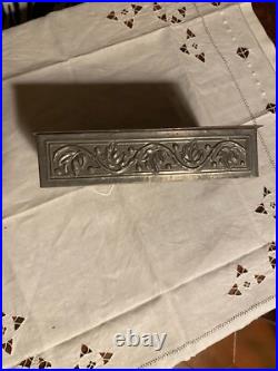 Ancienne boite en étain repoussé, époque art nouveau, attribuée à Alfred Daguet