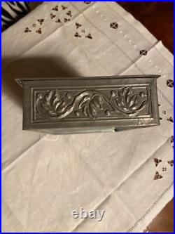 Ancienne boite en étain repoussé, époque art nouveau, attribuée à Alfred Daguet