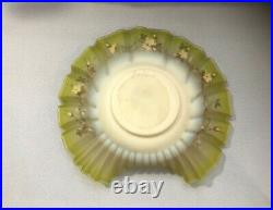 Ancienne coupe en verre vert émaillé Décor floral Plat dentelé 27 cm Art Nouveau