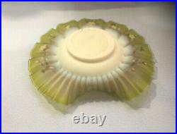 Ancienne coupe en verre vert émaillé Décor floral Plat dentelé 27 cm Art Nouveau
