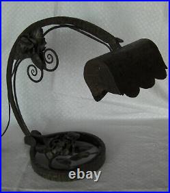 Ancienne lampe de bureau Art Nouveau en fer forgé