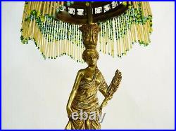 Ancienne lampe orientaliste en laiton à deux feux, femme drapée. Perles en verre