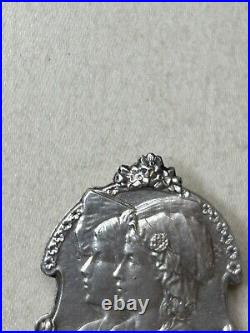 Art Nouveau Ancienne broche argent Décor portrait enfant 1900