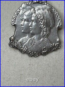 Art Nouveau Ancienne broche argent Décor portrait enfant 1900