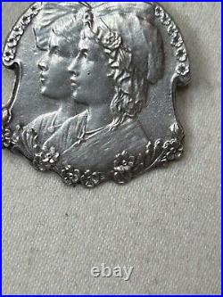 Art Nouveau Ancienne broche argent Décor portrait enfant 1900