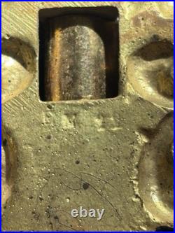 Belle paire de bougeoirs anciens en bronze art nouveau signées