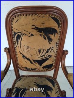 Fauteuil d'époque art nouveau ancien estampillé UNGVAR UNGARN 1900 à restaurer Fauteuil d'époque art nouveau ancien estampillé UNGVAR UNGARN 1900 à restaurer