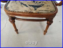 Fauteuil d'époque art nouveau ancien estampillé UNGVAR UNGARN 1900 à restaurer Fauteuil d'époque art nouveau ancien estampillé UNGVAR UNGARN 1900 à restaurer