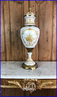 Grand Vase Ancien Signé En Porcelaine A Decor Or Orné De Bronze Doré De 60 CM H