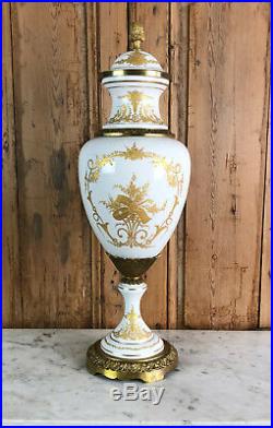 Grand Vase Ancien Signé En Porcelaine A Decor Or Orné De Bronze Doré De 60 CM H