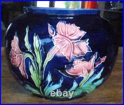 Jolie et ancien vase boule en barbotine décor floral collection art nouveau