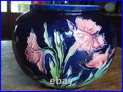 Jolie et ancien vase boule en barbotine décor floral collection art nouveau