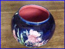 Jolie et ancien vase boule en barbotine décor floral collection art nouveau