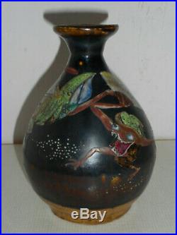 Vase ancien en grès émaillé du Japon. Décor de grenouilles