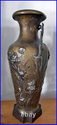 Vase ancien signé Auguste Moreau Régule à décor floral Art Nouveau Vase ancien signé Auguste Moreau Régule à décor floral Art Nouveau