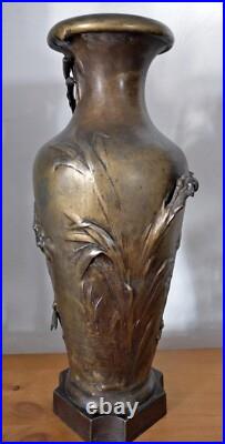 Vase ancien signé Auguste Moreau Régule à décor floral Art Nouveau Vase ancien signé Auguste Moreau Régule à décor floral Art Nouveau
